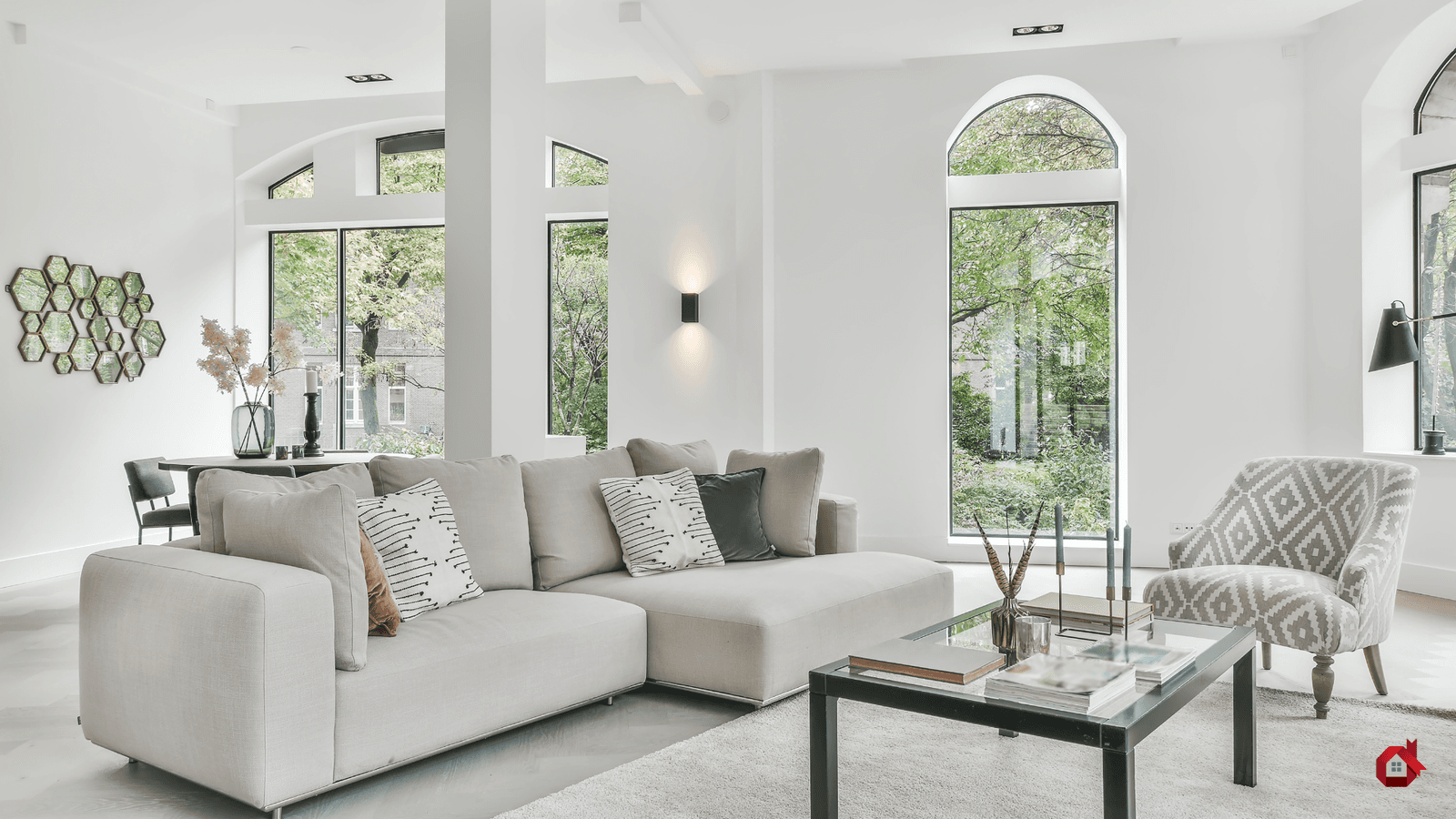 white and modern living room with wall light&nbsp;