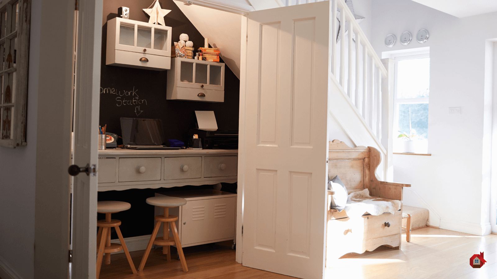 under-stair fittings with desk and storage&nbsp;
