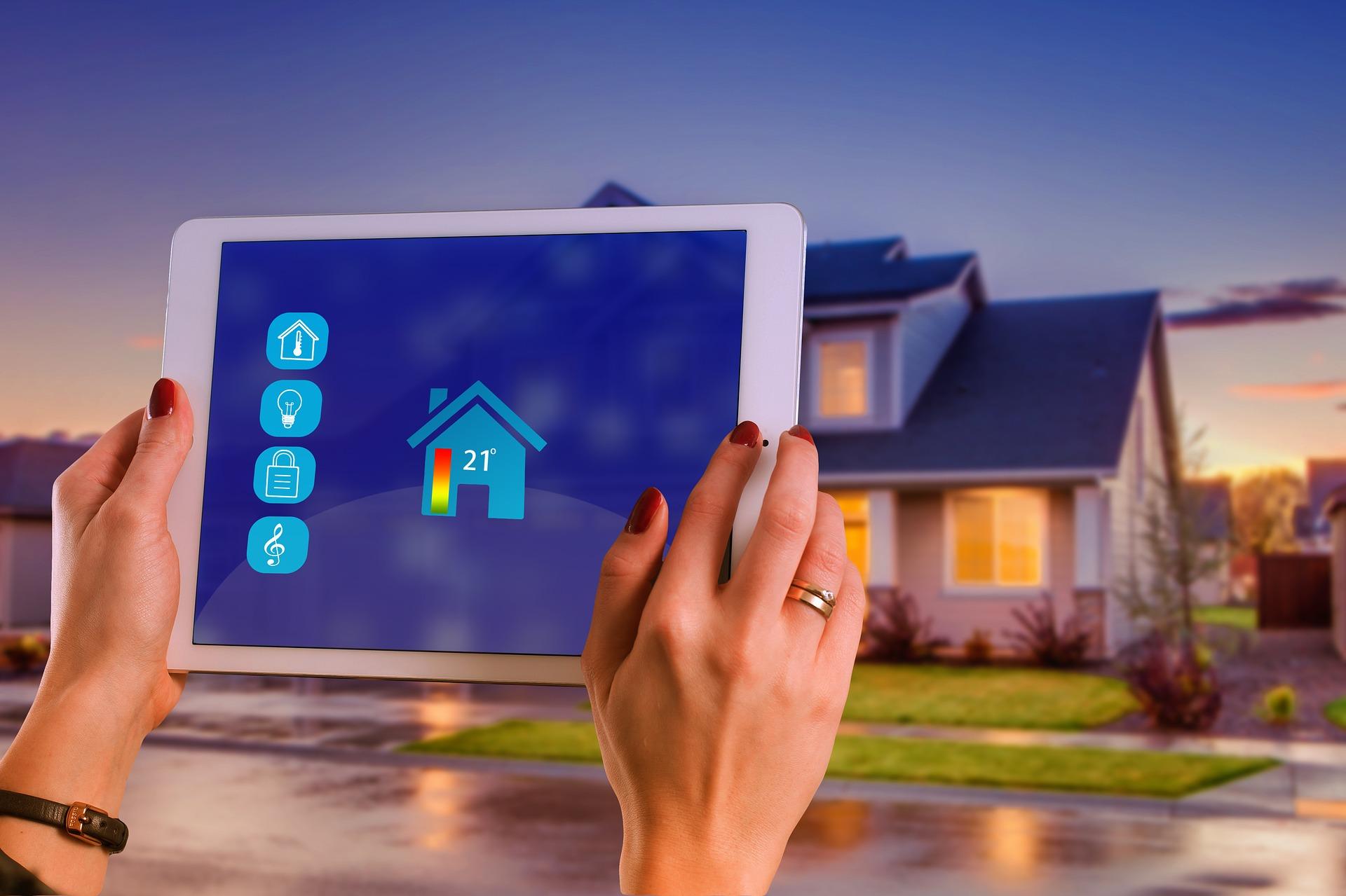 femme qui tient une tablette_L'initiative CHIP (Connected Home over IP): la domotique en 2021_Soumission Rénovation